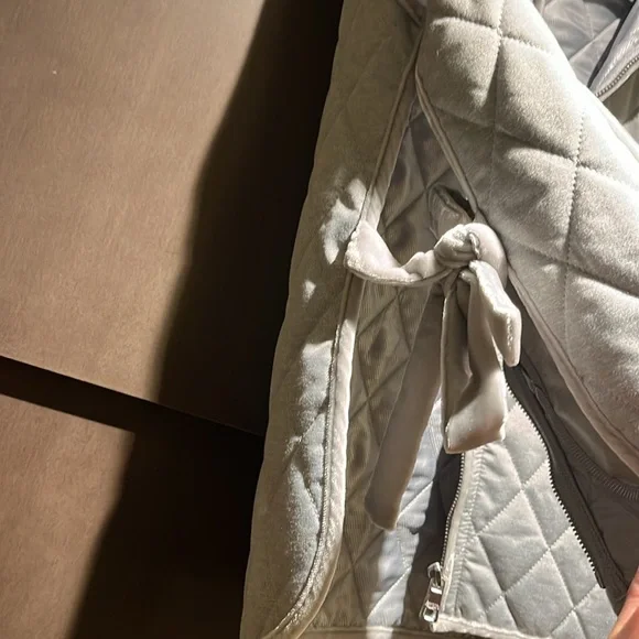 Banana Republic,Gray, Quilted,Women’s Split Vest w/velvet trim. Excellent cond. - Picture 8 of 8